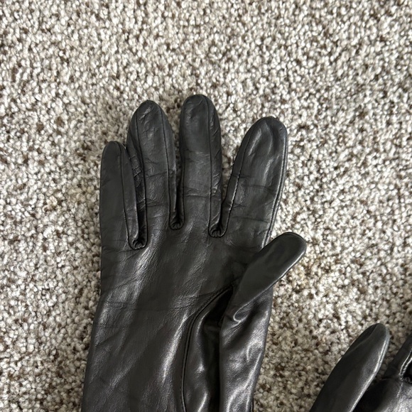 Isotoner Elegant Black Leather Gloves - Picture 8 of 10